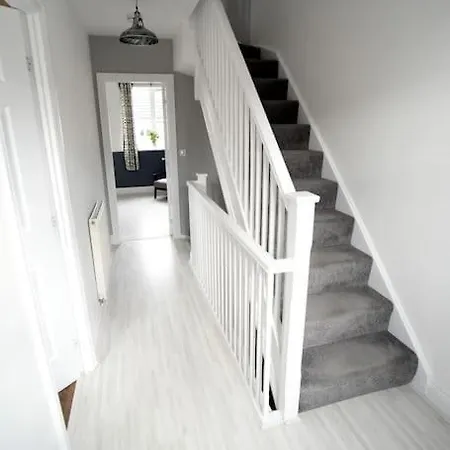 Modern 4 Bed - - Parking *