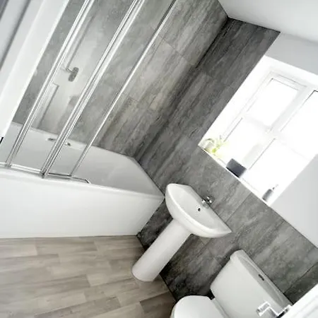 Modern 4 Bed - - Parking Holiday home *