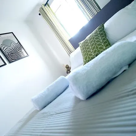 Modern 4 Bed - - Parking *