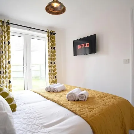 Modern 4 Bed - - Parking