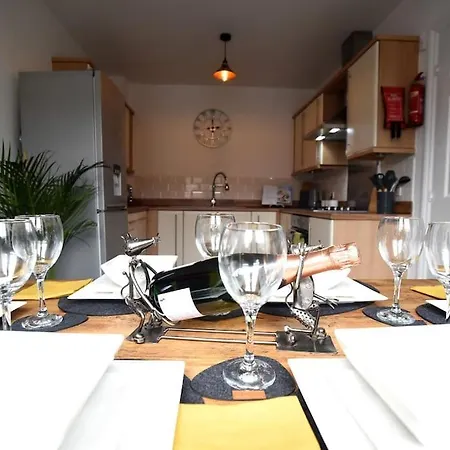 Modern 4 Bed - - Parking Holiday home *