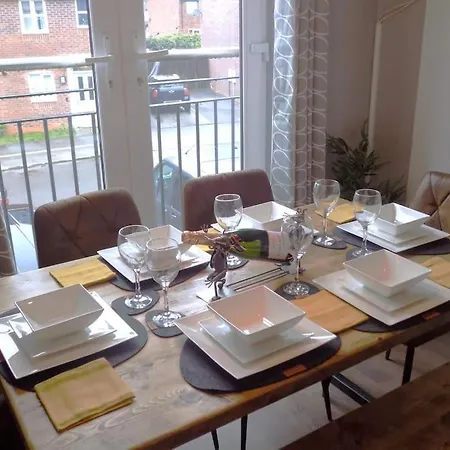 Modern 4 Bed - - Parking Holiday home *