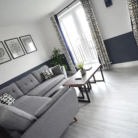 Modern 4 Bed - - Parking * Lincoln