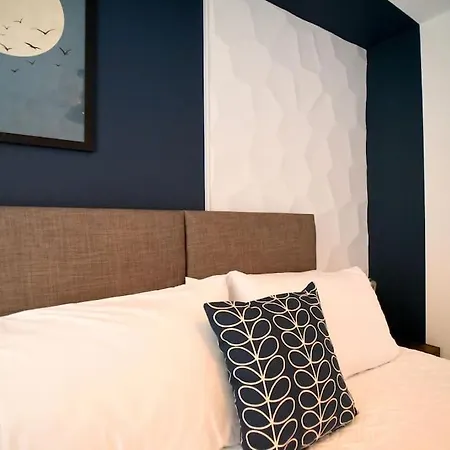 Modern 4 Bed - - Parking Holiday home Lincoln