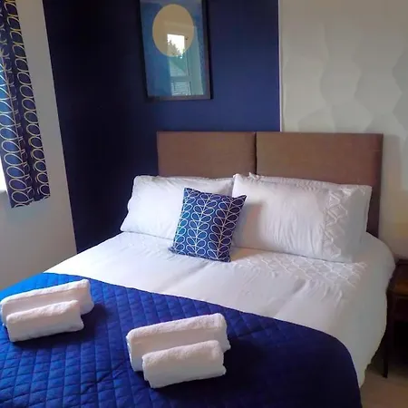 Modern 4 Bed - - Parking Holiday home