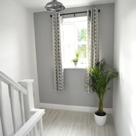 Modern 4 Bed - - Parking Lincoln