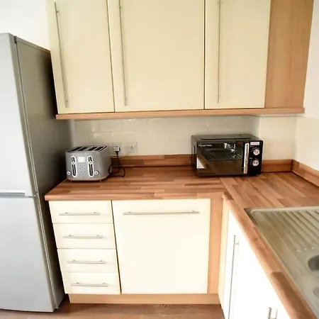 Modern 4 Bed - - Parking * Lincoln