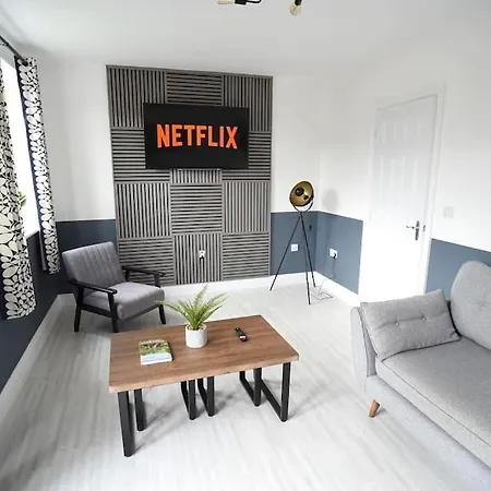 Modern 4 Bed - - Parking *