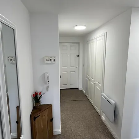 Beautiful 2-bed Near Centre Apartment