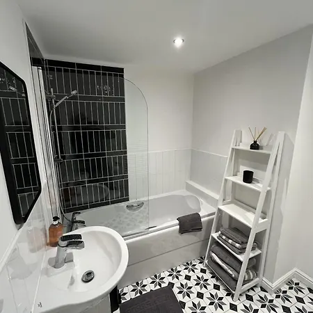 Beautiful 2-bed Near Centre Apartment