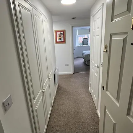Beautiful 2-bed Near Centre