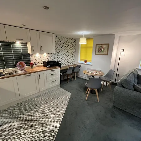 Beautiful 2-bed Near Centre *