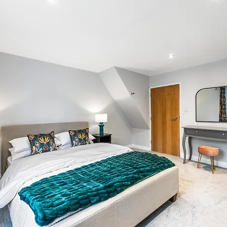 32 Bailgate, *