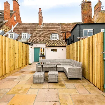 32 Bailgate, *