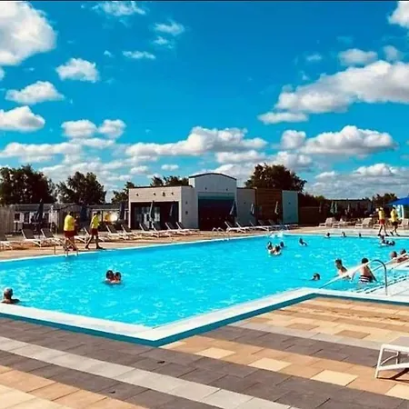 Caravansleeps6-hottub-garden-waterwonderland Holiday home