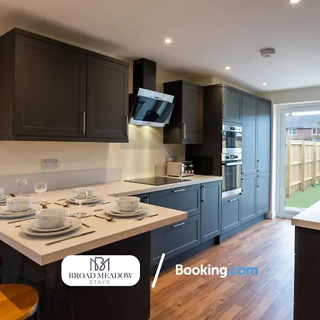 Broad Meadow Stays: Campbell House - New 2-bed Garden Retreat Holiday home *