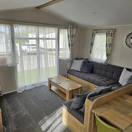 Holiday home Luxury Caravan 3 Bedroom 8 Berth With Hot-tub 2 Nights Minimum Please, Parties 6 And Above A Bond Is Required