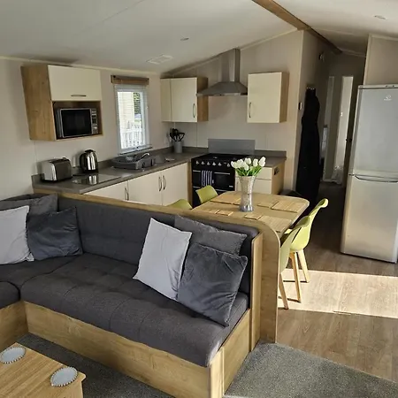 Luxury Caravan 3 Bedroom 8 Berth With Hot-tub 2 Nights Minimum Please, Parties 6 And Above A Bond Is Required *