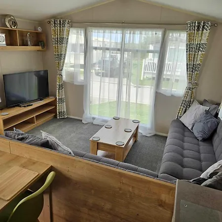 Luxury Caravan 3 Bedroom 8 Berth With Hot-tub 2 Nights Minimum Please, Parties 6 And Above A Bond Is Required Holiday home *