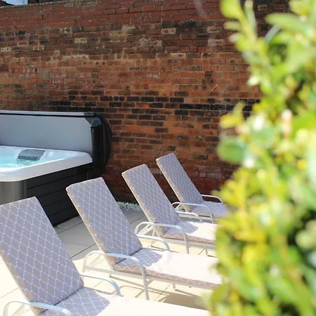 Our House Collective - Luxury In Centre, Hot Tub, Sleeps 16 Holiday home