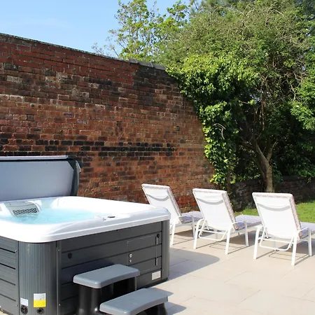 Our House Collective - Luxury In Centre, Hot Tub, Sleeps 16 Holiday home