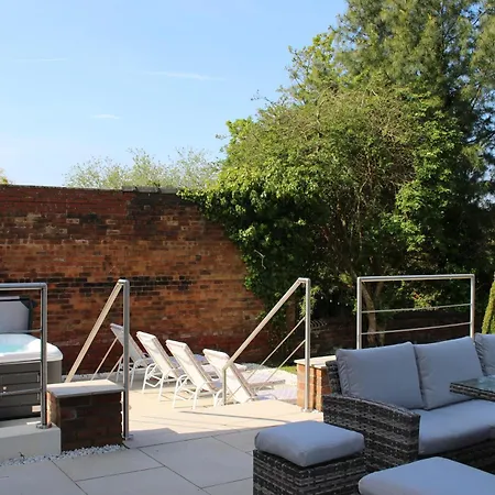 Our House Collective - Luxury In Centre, Hot Tub, Sleeps 16 *