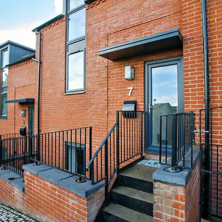 Pass The Keys Motherby 7 - Town House Close To River Front