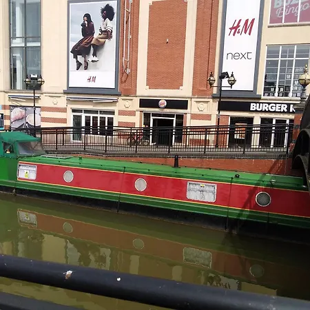 Rosie And Jim Retreat Town Centre With A Hot Tub *