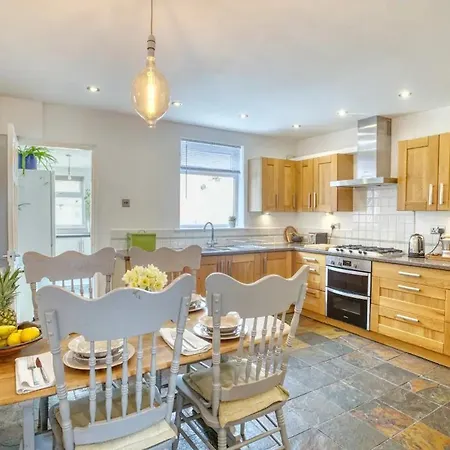 Cosy Town House Near The Castle Pass The Keys