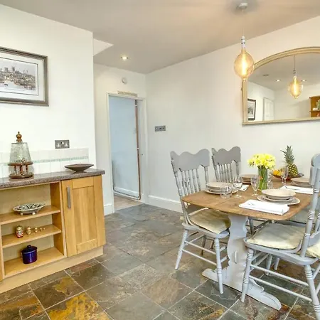 Cosy Town House Near The Castle Pass The Keys