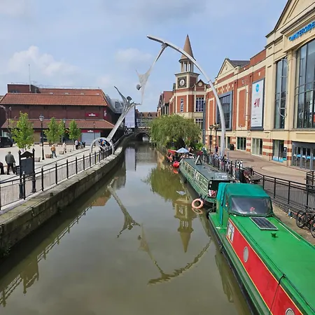 Botel Rosie And Jim Retreat Town Centre With A Hot Tub *