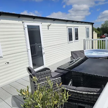 Holiday home Luxury Caravan 3 Bedroom 8 Berth With Hot-tub 2 Nights Minimum Please, Parties 6 And Above A Bond Is Required Lincoln