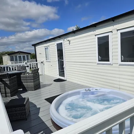 Holiday home Luxury Caravan 3 Bedroom 8 Berth With Hot-tub 2 Nights Minimum Please, Parties 6 And Above A Bond Is Required
