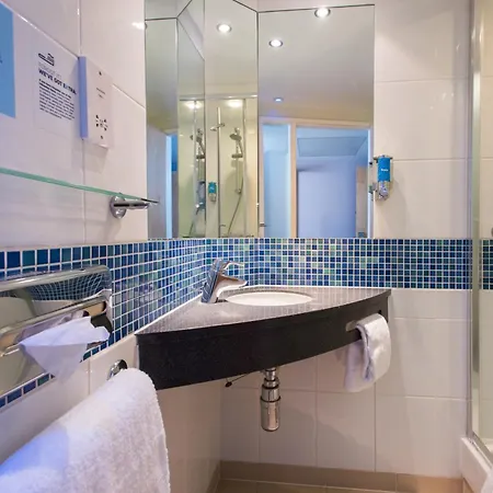 Express Centre By Ihg Hotel 3*