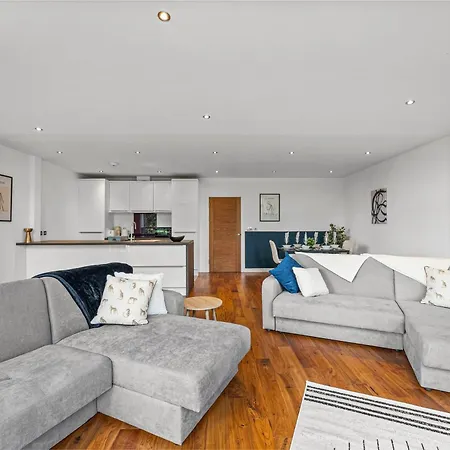 Designer In - Sleeps 8 Apartament