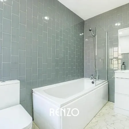 Cosy And Lovely 3-bed In By Renzo, Free Wi-fi, Sleeps 8!