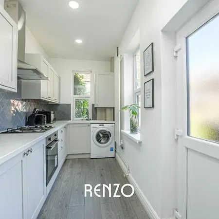 Apartment Cosy And Lovely 3-bed In By Renzo, Free Wi-fi, Sleeps 8! Lincoln