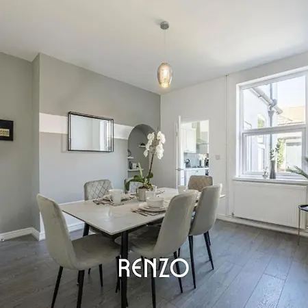 Cosy And Lovely 3-bed In By Renzo, Free Wi-fi, Sleeps 8! *