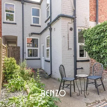 Cosy And Lovely 3-bed In By Renzo, Free Wi-fi, Sleeps 8! Lincoln