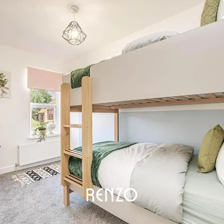 Cosy And Lovely 3-bed In By Renzo, Free Wi-fi, Sleeps 8! Apartment *