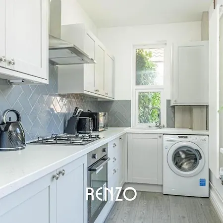 Cosy And Lovely 3-bed In By Renzo, Free Wi-fi, Sleeps 8! Lincoln
