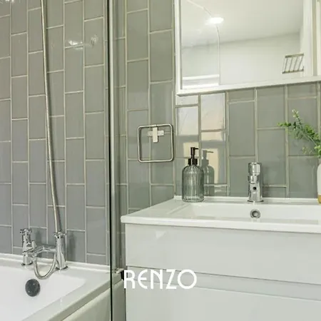 Cosy And Lovely 3-bed In By Renzo, Free Wi-fi, Sleeps 8!