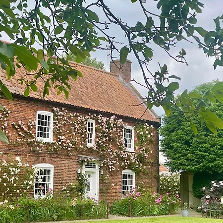 Lut's Place Bed & Breakfast 3*