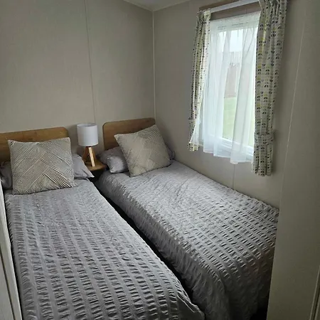 Luxury Caravan 3 Bedroom 8 Berth With Hot-tub 2 Nights Minimum Please, Parties 6 And Above A Bond Is Required Holiday home