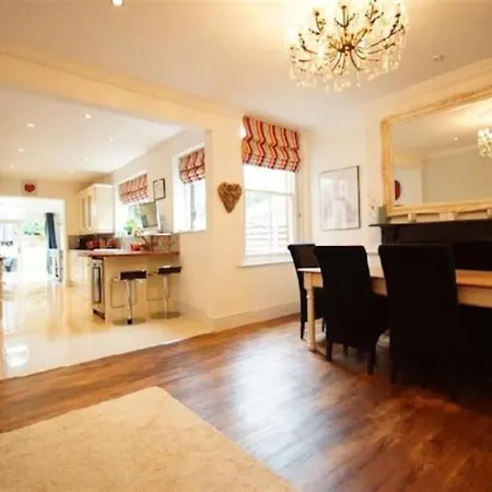 3 Bed Near Cathedral Дом отдыха *