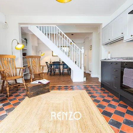 Immaculate And Bright 3-bed In By Renzo, Close To Hospital, Free Wi-fi! Apartment