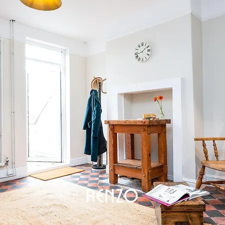Immaculate And Bright 3-bed In By Renzo, Close To Hospital, Free Wi-fi! Apartment *
