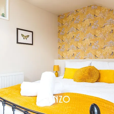Apartment Immaculate And Bright 3-bed In By Renzo, Close To Hospital, Free Wi-fi! *