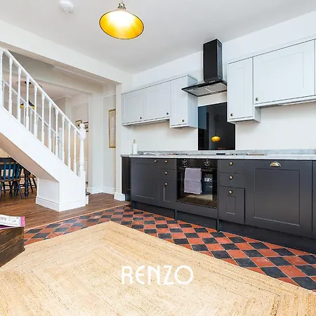 Immaculate And Bright 3-bed In By Renzo, Close To Hospital, Free Wi-fi! Lincoln