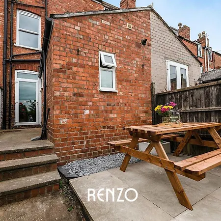 Apartment Immaculate And Bright 3-bed In By Renzo, Close To Hospital, Free Wi-fi!
